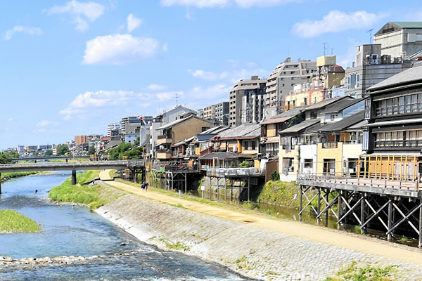 国際観光都市ならではの課外授業やアルバイトも。